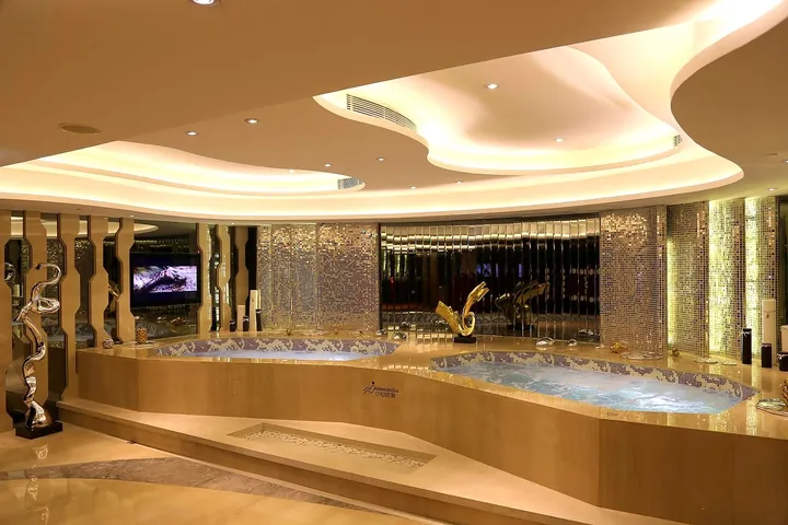 Large jacuzzi bathing zone