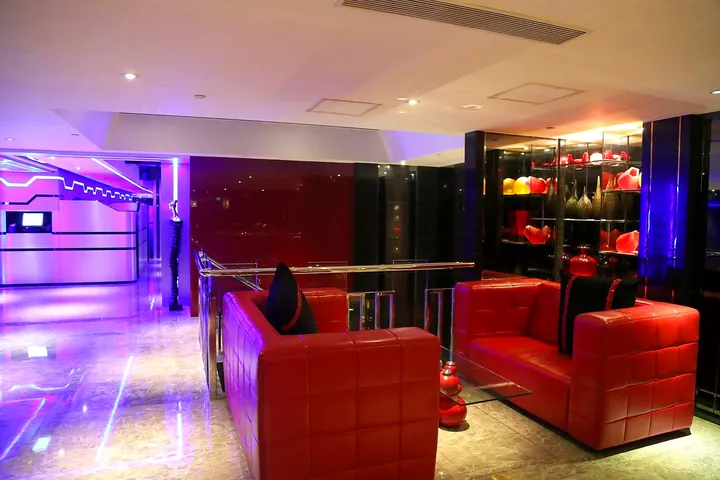 Neon red-chair open lounge