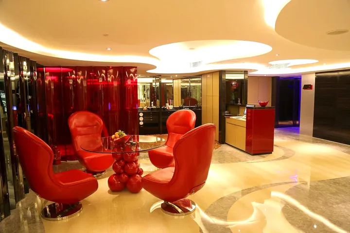 Red swivel-chair rest lounge