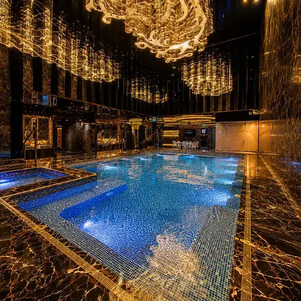 金黑雲石按摩浴池場景照片