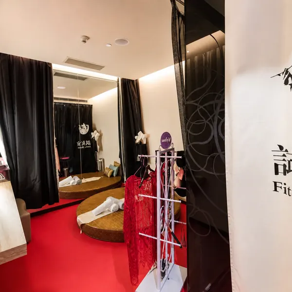 試衣間主題房與服裝架場景照片