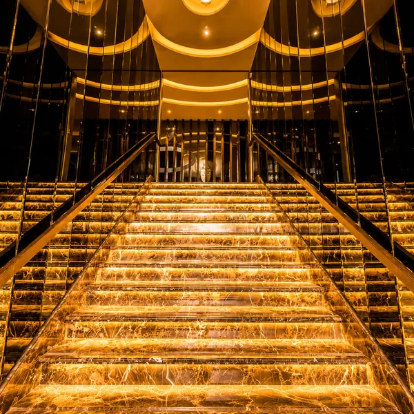 金黑大樓梯與燈光天幕場景照片