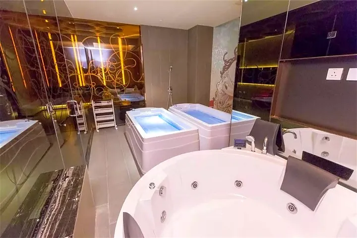 二つのジャグジーがある水回り